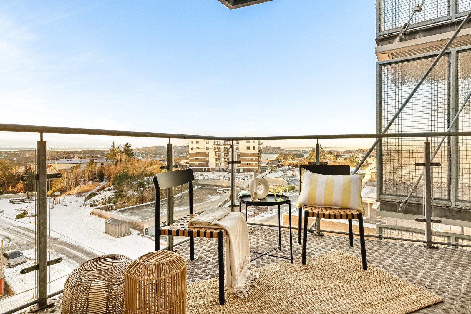 Nydelig leilighet i bygg fra 2013 med vestvendt balkong, sol, utsikt og fast garasjeplass Galleribilde