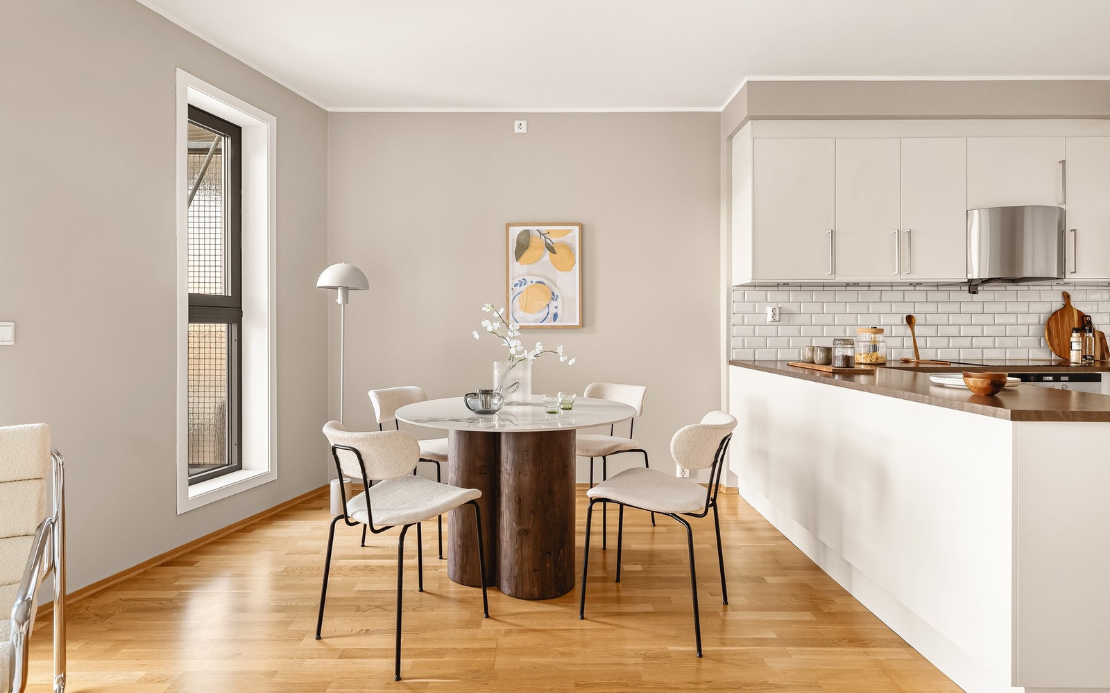 En åpen løsning mellom stue og kjøkken gir leiligheten et sosialt preg Galleribilde