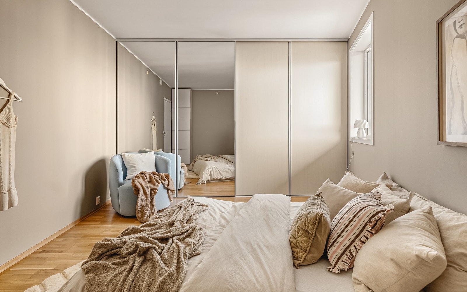 Stor og praktisk skyvedørsgarderobe gir godt med lagringsplass Galleribilde