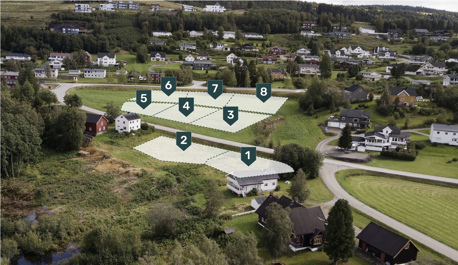 Boligen er bygd på tomt nr. 3. Tomta ligger meget fint til på enden av feltet. Galleribilde