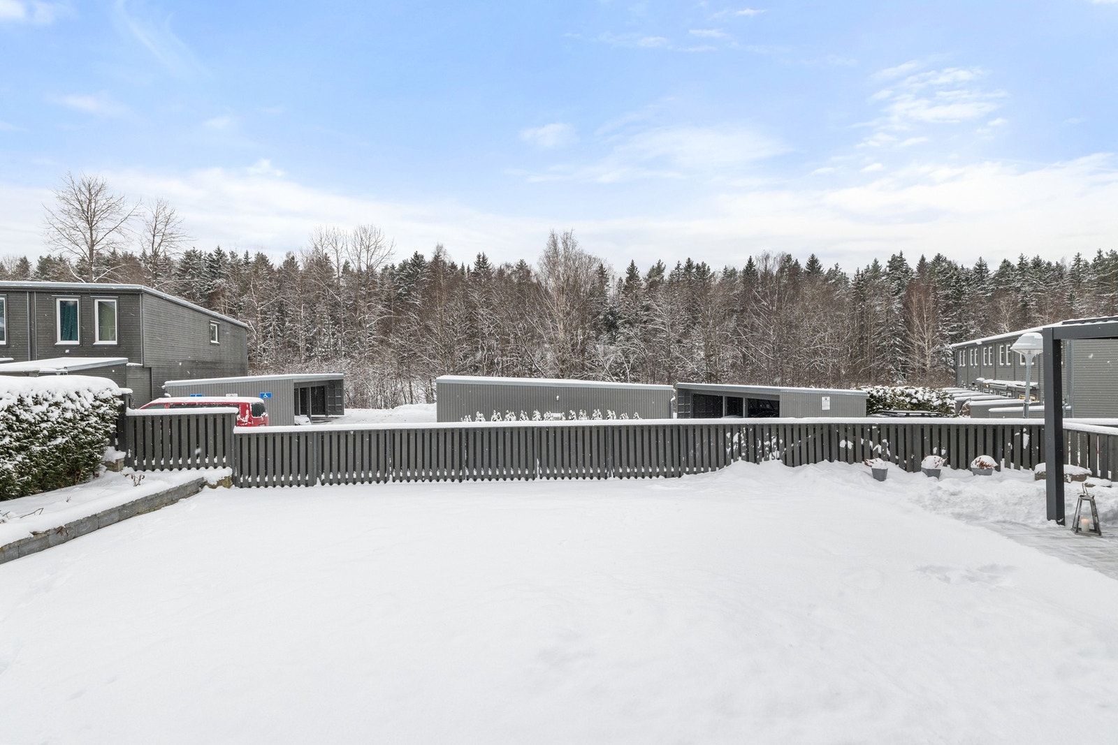 Tomten er på 480,2 m² og er pent opparbeidet med gressplen, hekk, prydbusker og steinlagte gangstier. De ulike uteplassene gir gode muligheter for både lek, avslapning og sosiale sammenkomster. Galleribilde