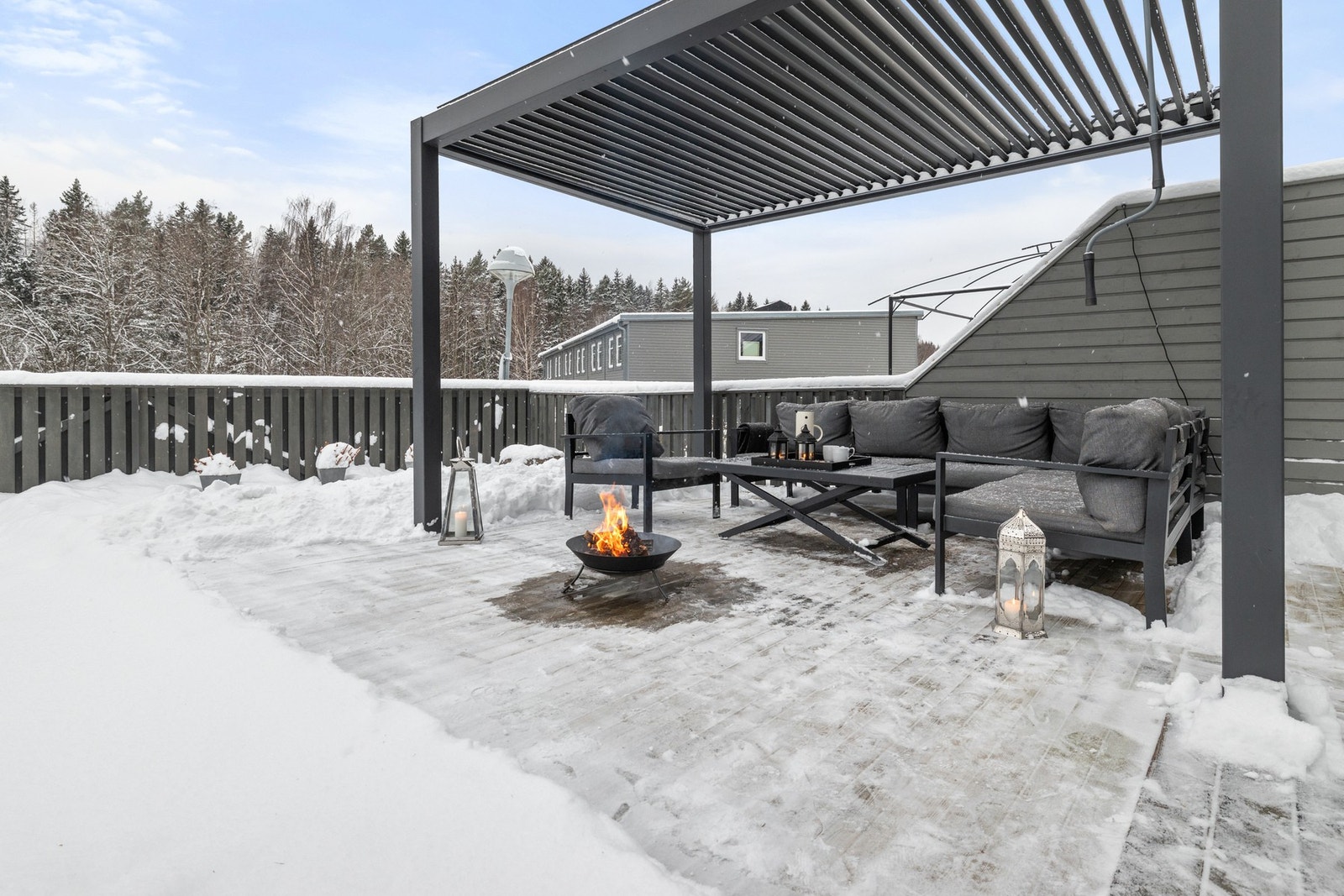 Fra stuen er det utgang til en romslig vestvendt markterrasse på ca. 65 m² - perfekt for lange sommerdager med sol til langt på kveld. Galleribilde