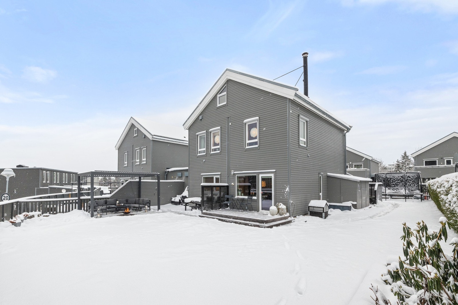 Velkommen til visning av Bjørndalsjordet 5 - En innholdsrik enebolig med 4 soverom, 2 bad, flotte uteplasser, carport m/elbillader og solrik, familievennlig beliggenhet Galleribilde