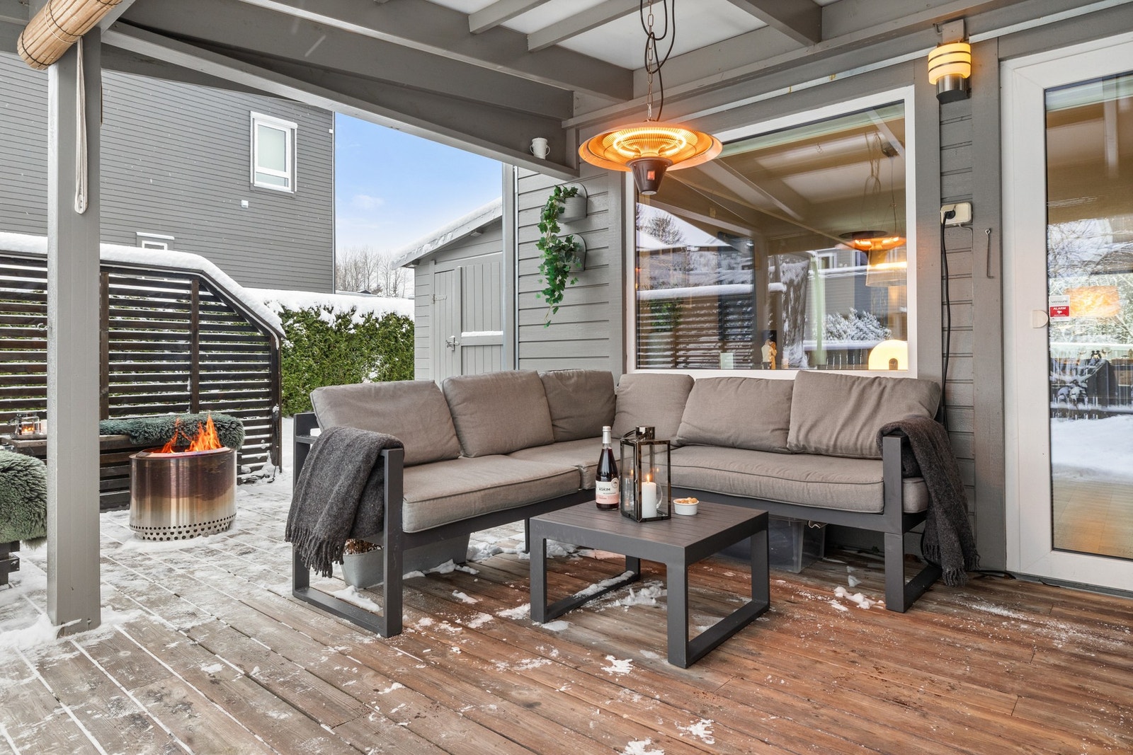 Utgang fra stuen til en østvendt markterrasse på ca. 18 m², som byr på deilig morgensol. Galleribilde