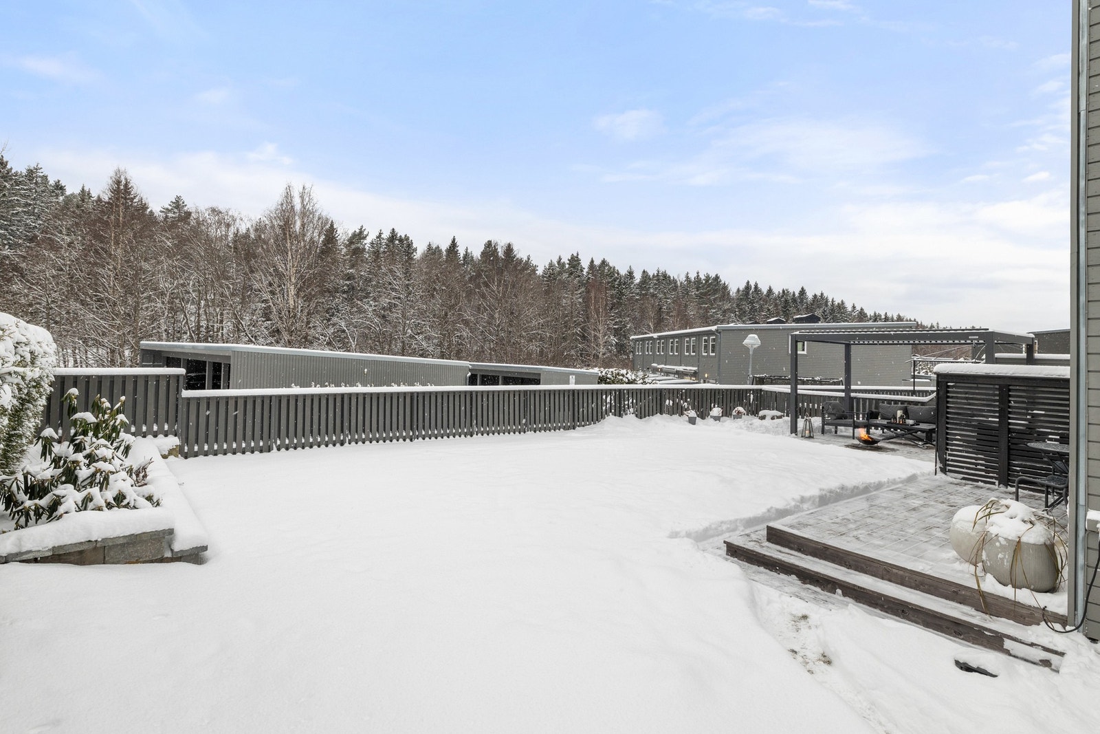 Pent opparbeidet tomt på 480 m² med flere uteplasser, pergola og gode solforhold. Balansert ventilasjon med varmegjenvinning og gode parkeringsmuligheter med carport og elbillader. Galleribilde