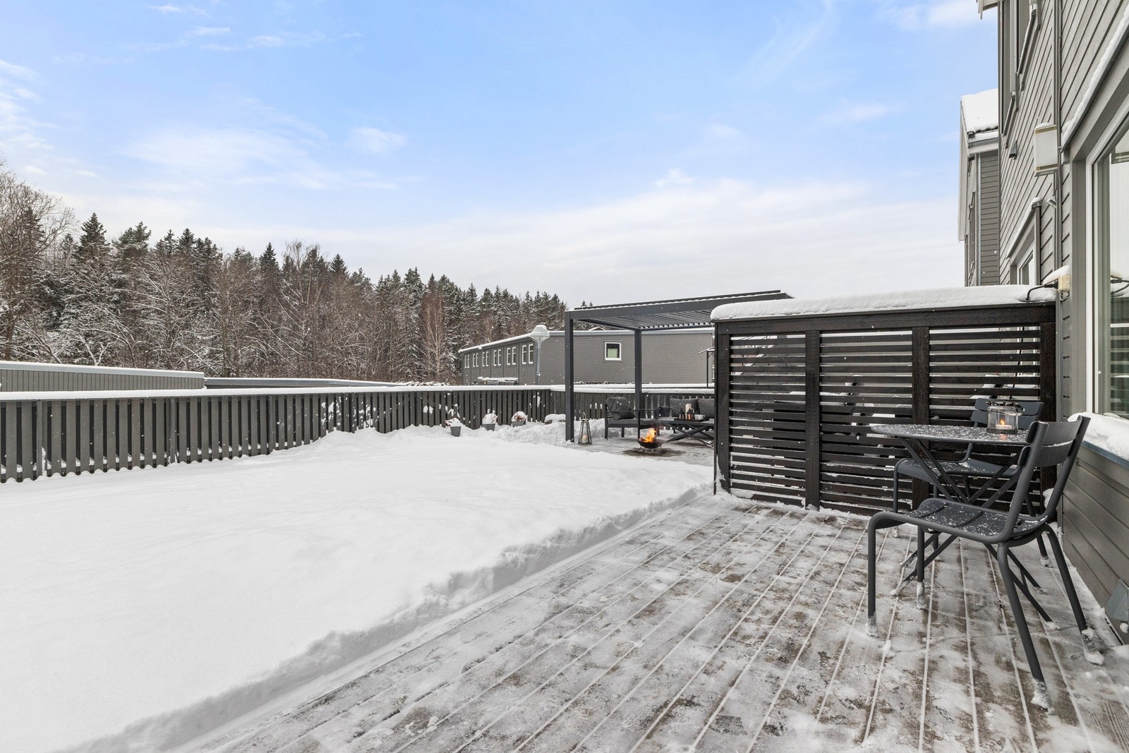 Boligen har gjennomtenkte og innbydende uteplasser som gir gode solforhold og varierte bruksområder gjennom dagen. Galleribilde