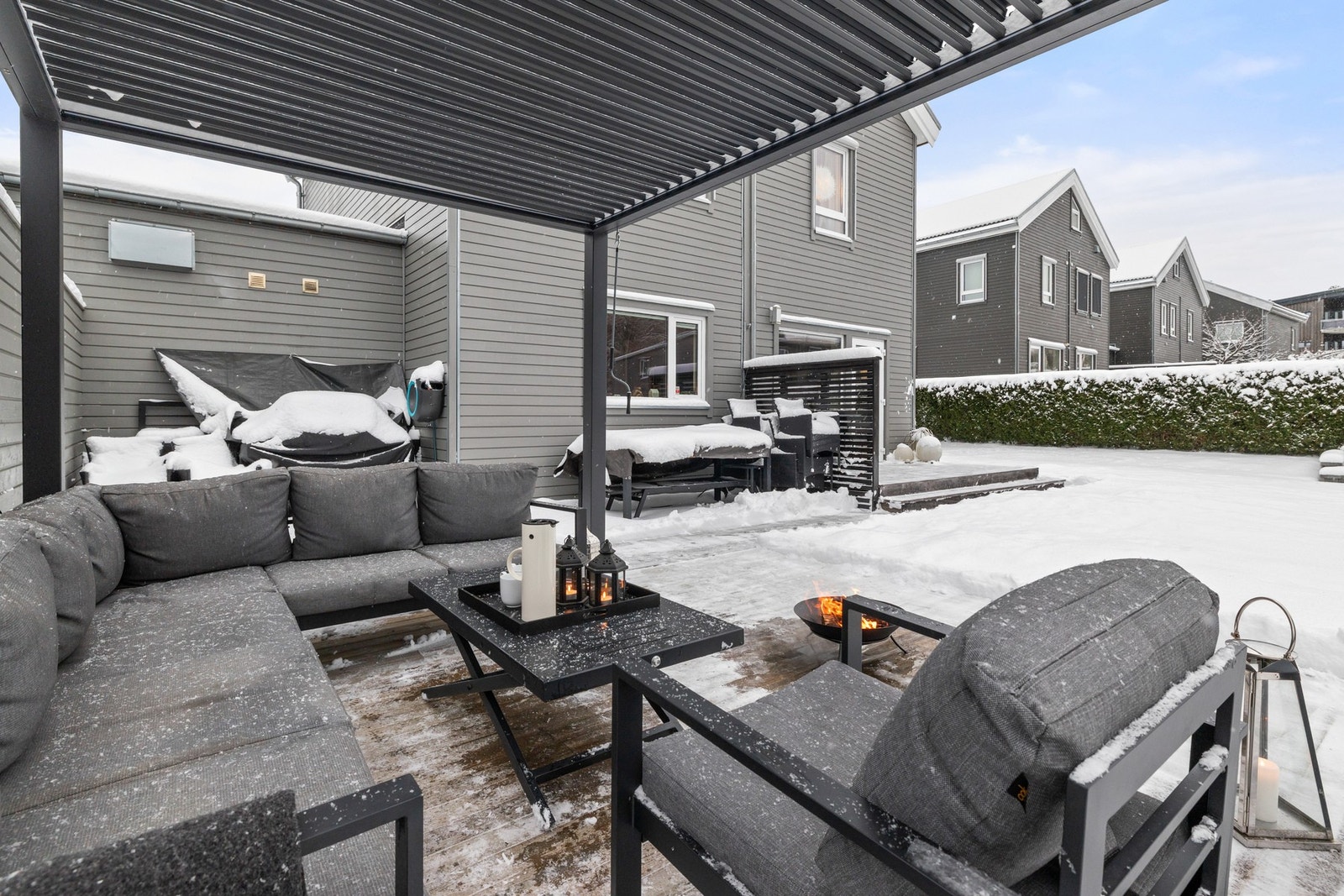 Boligen har gjennomtenkte og innbydende uteplasser som gir gode solforhold og varierte bruksområder gjennom dagen. Galleribilde