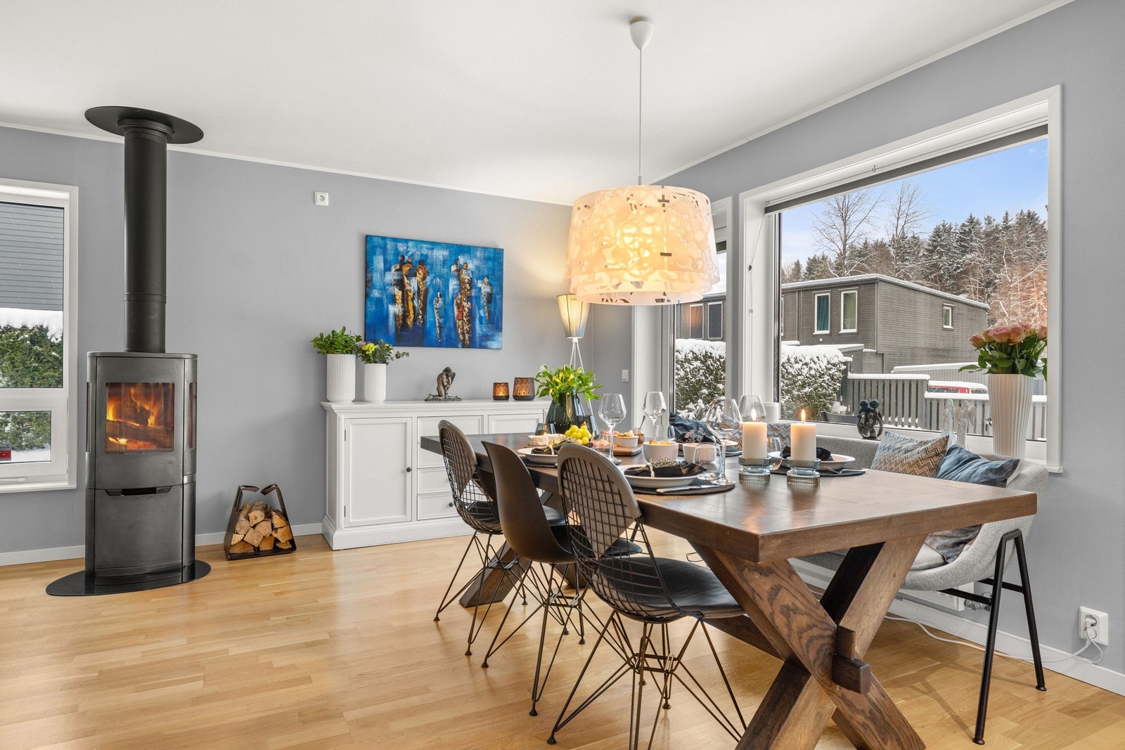 Boligens stue er lys og romslig, med en åpen løsning mot kjøkkenet som skaper en sosial og luftig atmosfære. Galleribilde