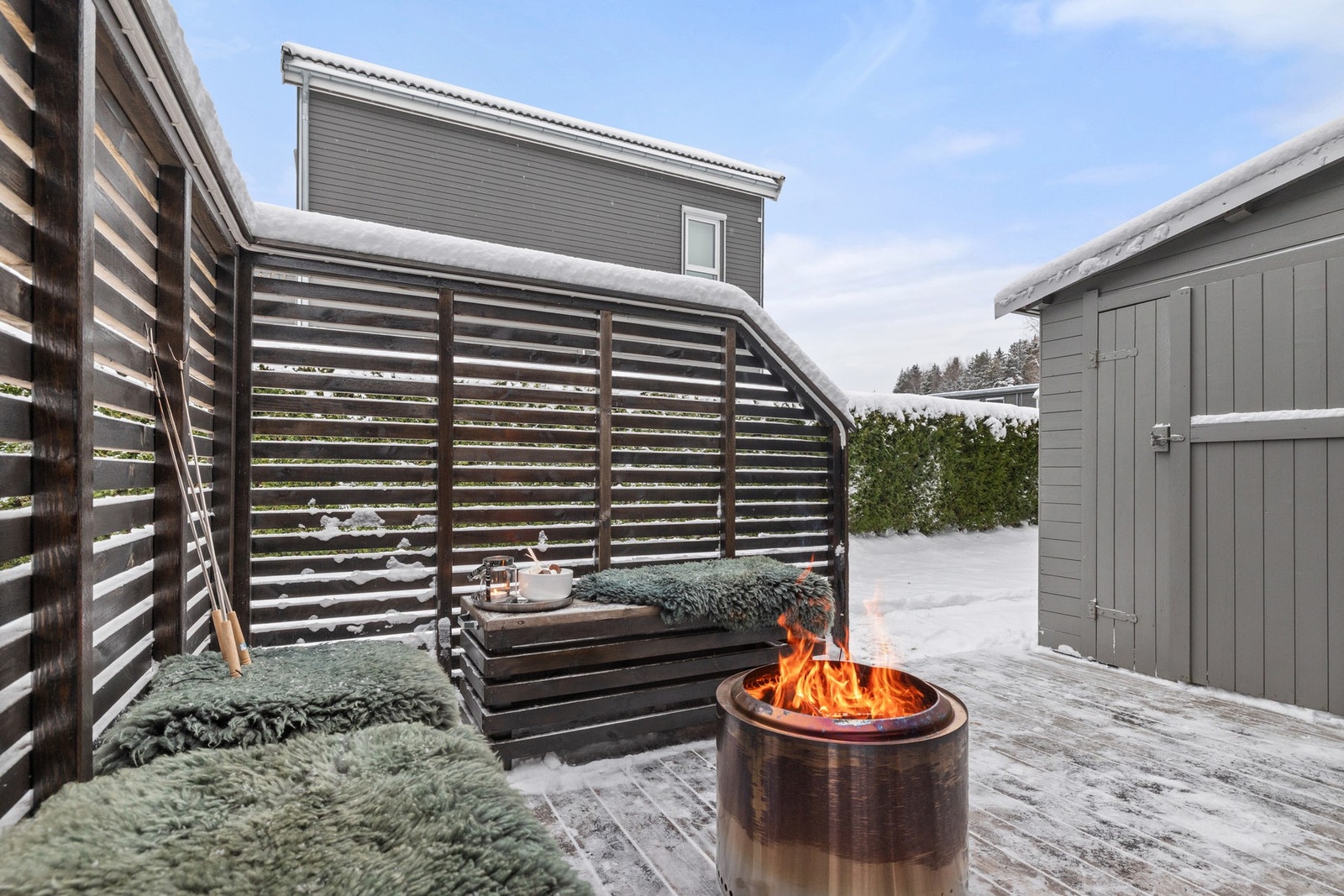 De romslige utearealene gir god plass til at både store og små kan nyte godværsdagene ute i frisk luft. Galleribilde