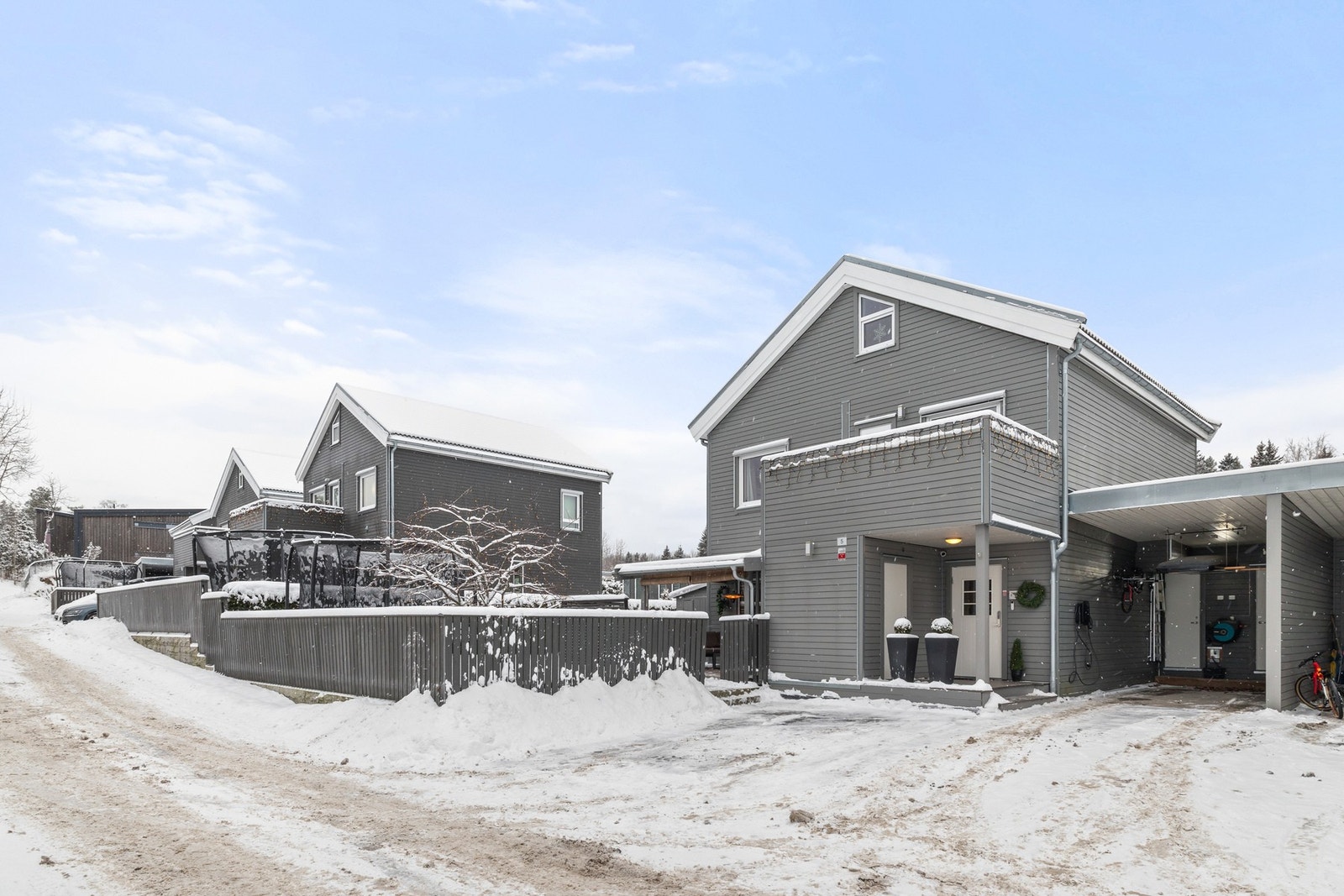 Her får du et trygt bomiljø med gangavstand til skoler, barnehager, idrettshall og et godt utvalg servicetilbud. Galleribilde