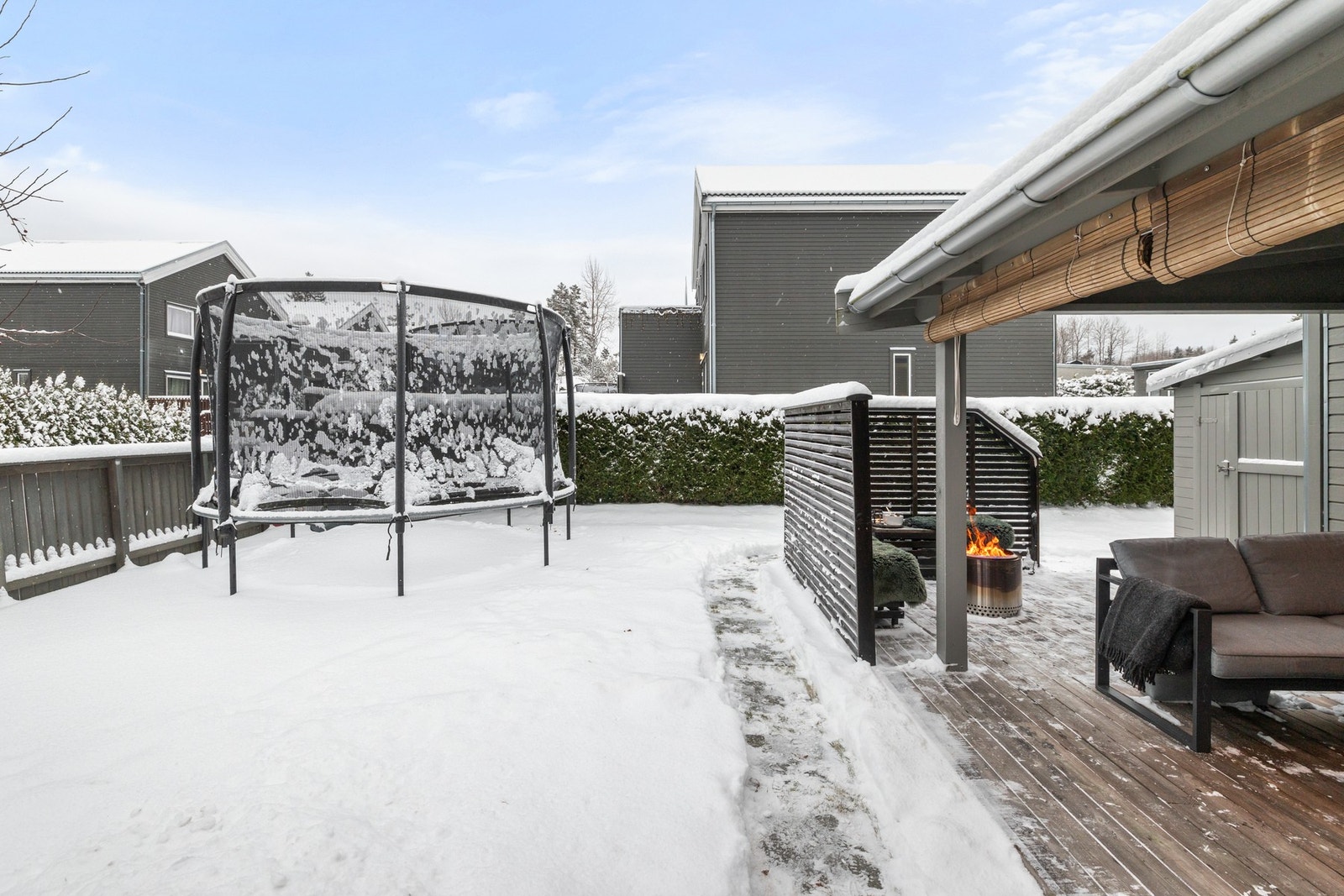 Uteområdene er godt vedlikeholdt og utnyttet, og gresset strekker seg rundt huset Galleribilde