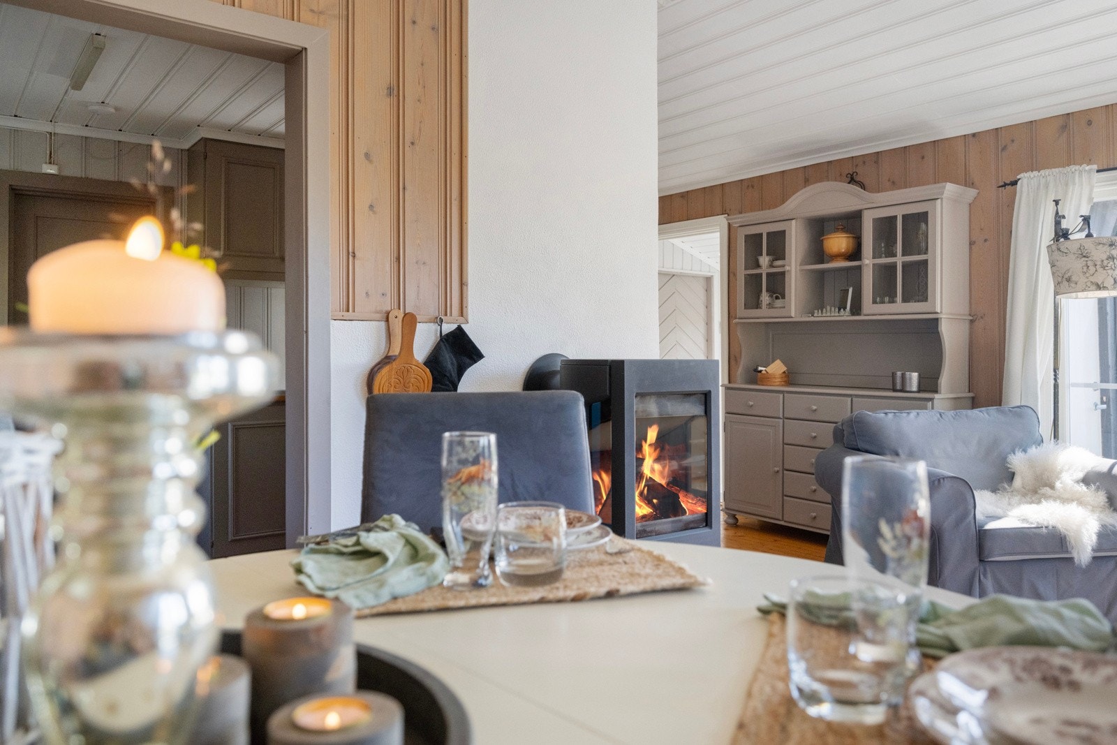 Det er installert et solcelleanlegg fra 2018, samt et eldre anlegg av ukjent alder, som gir strøm til belysning og mindre utstyr. Galleribilde