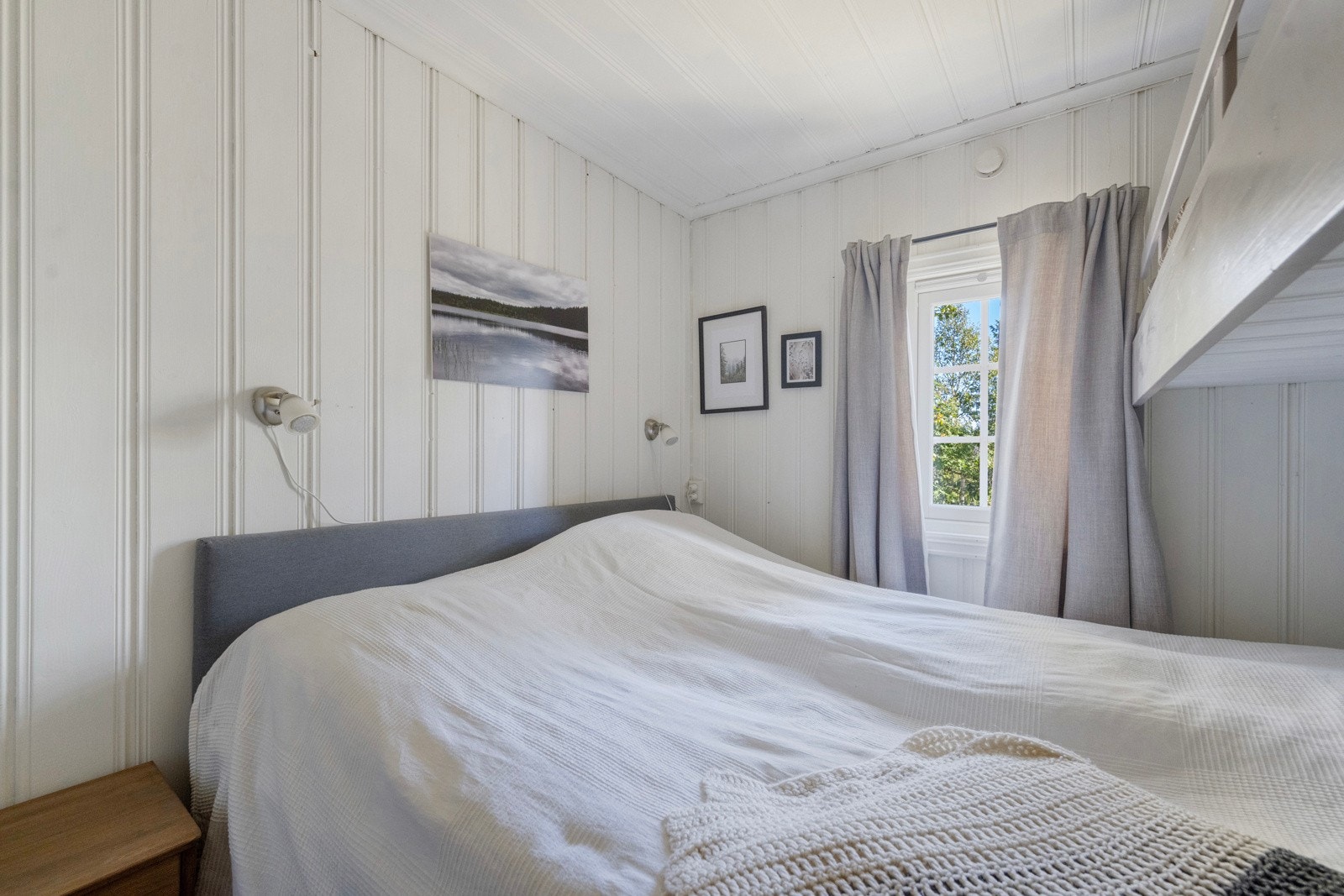 Hytta har to gode soverom, begge praktisk innredet med dobbeltseng med køye over Galleribilde