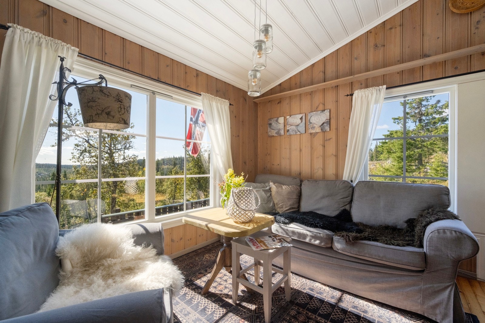 Det slippet godt med dagslys inn i hytta Galleribilde