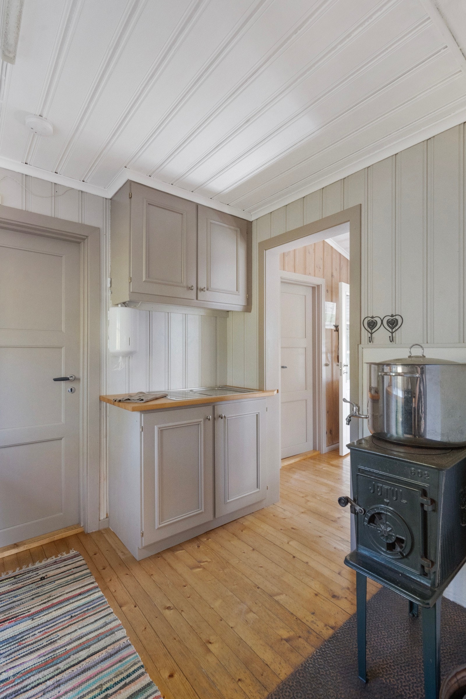 Det er også montert en egen vedovn på kjøkkenet. Galleribilde