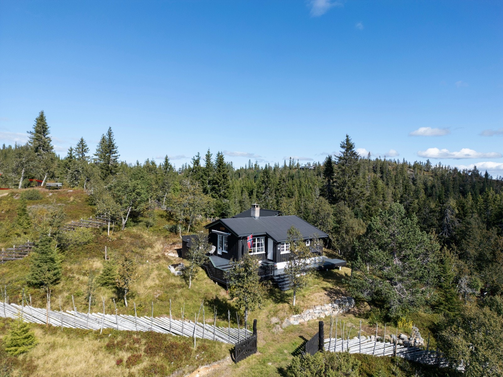 Hytta ligger i et rolig og spredtbebygd hytteområde, omgitt av flott natur med gode turmuligheter hele året Galleribilde