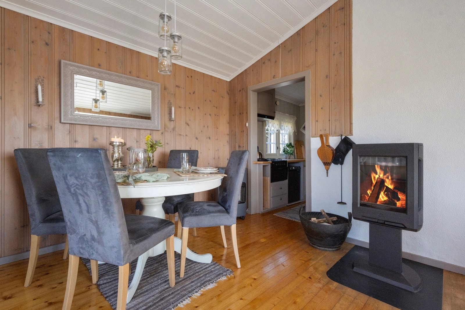 I spisestue/stua er det peisovn fra 2016 som varmer godt Galleribilde