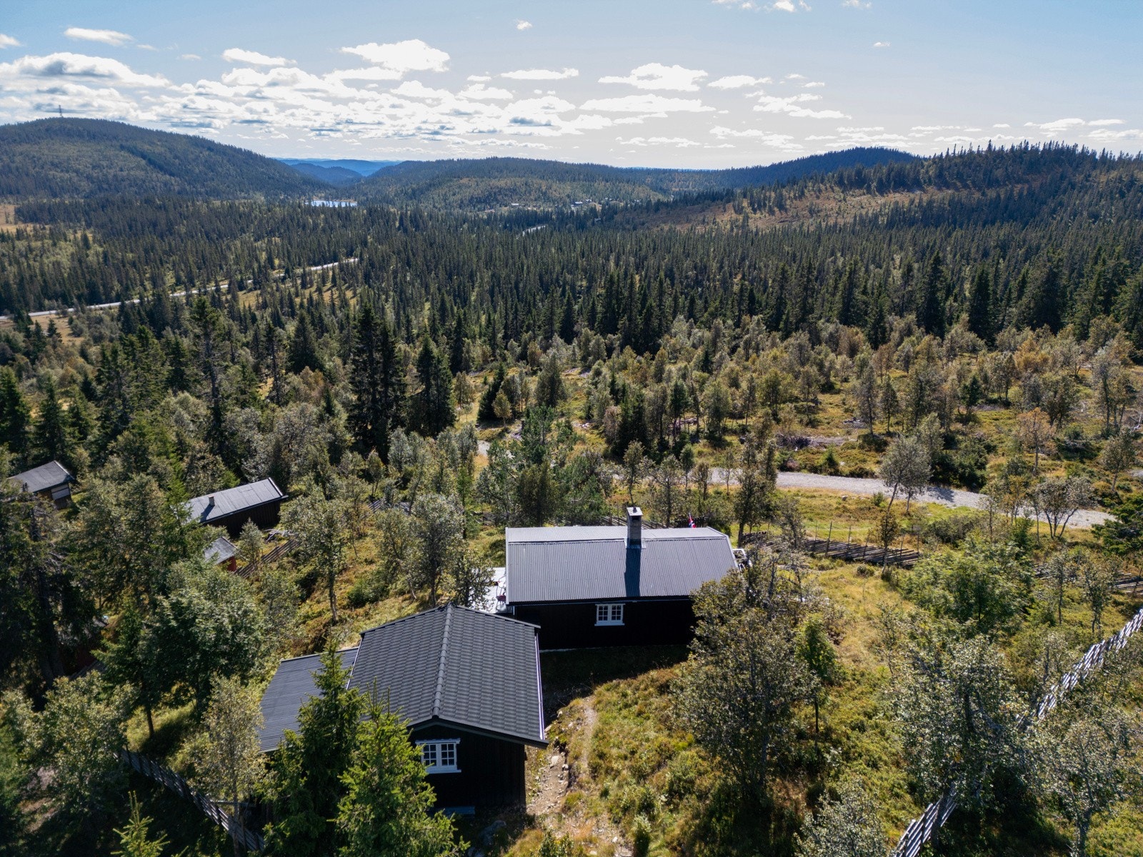 Sommeren byr på fine turstier og fiskemuligheter i flere nærliggende vann Galleribilde