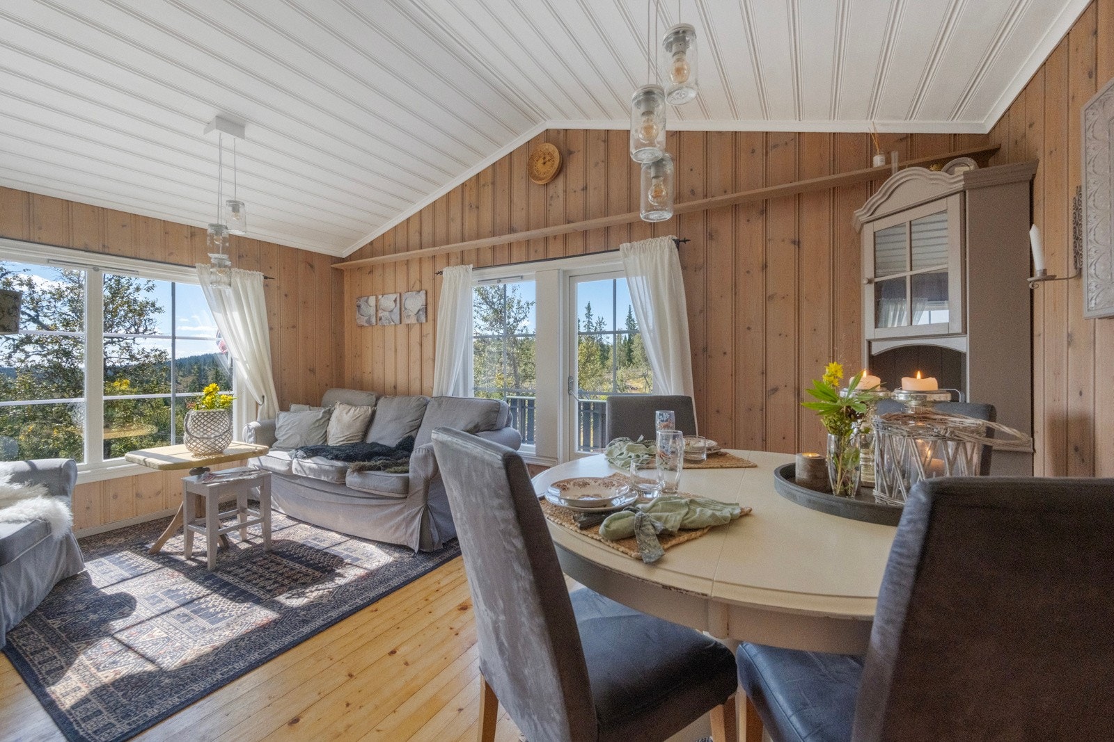 God plass til både spisebord og sofagruppe etc i stuen Galleribilde