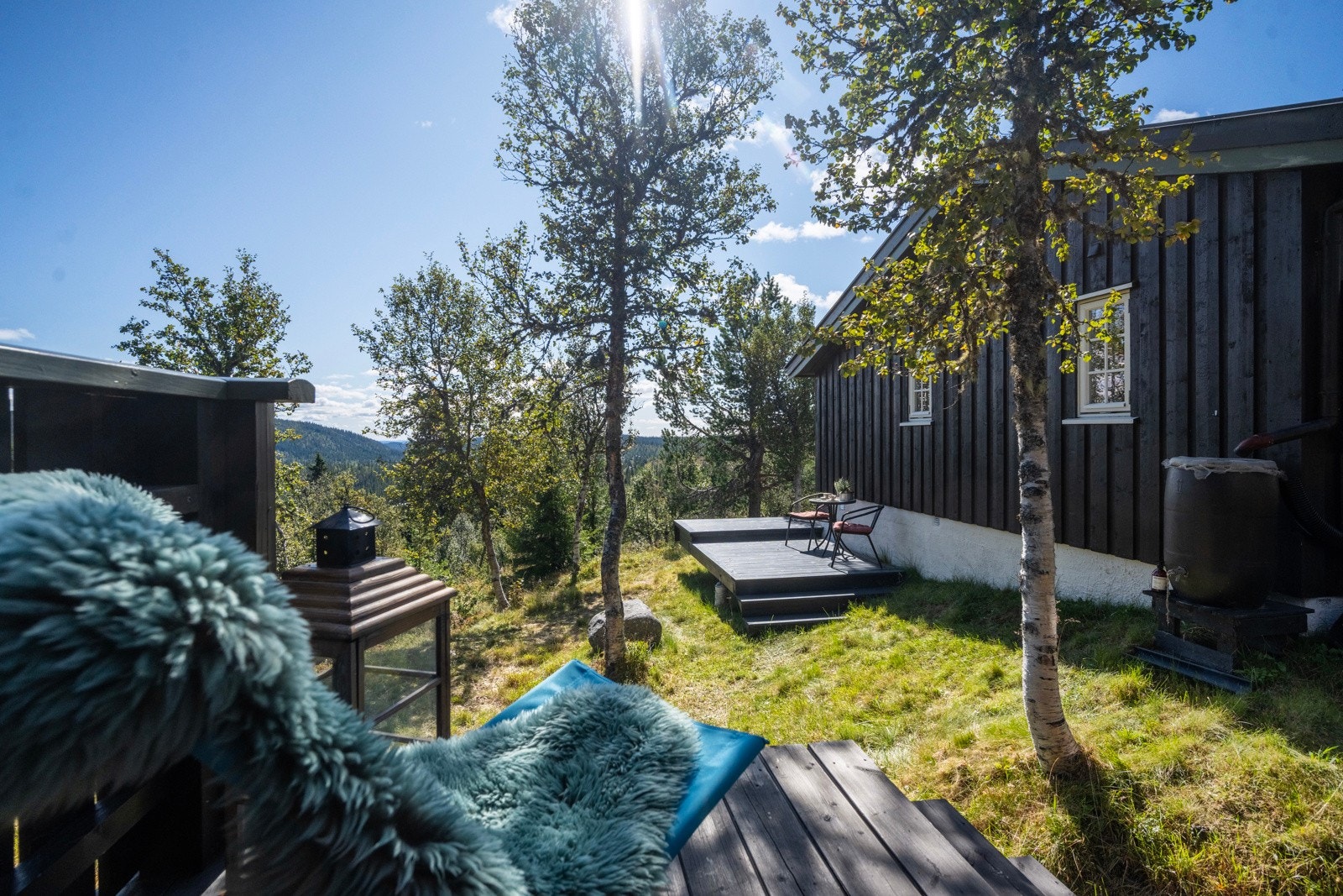 Rundt hytta er det lagt vekt på å bevare den naturlige tomten Galleribilde