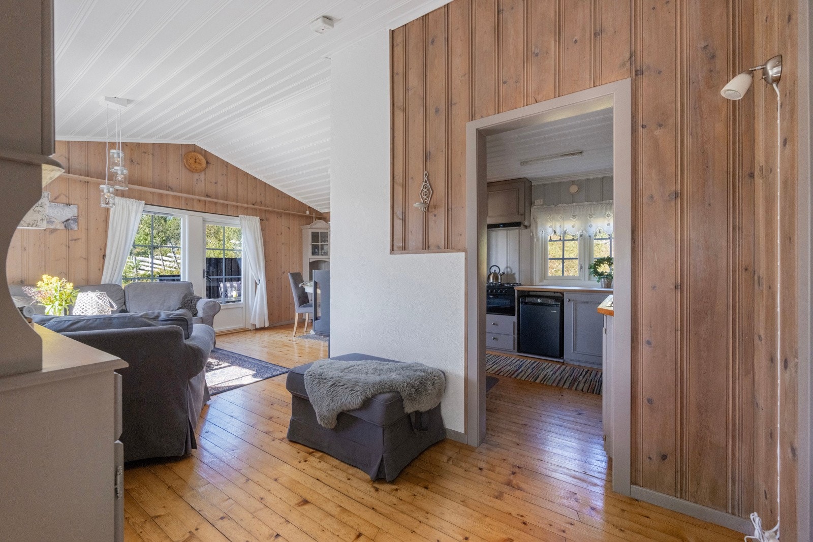 Hytta har en lun og tradisjonell atmosfære uten innlagt vann eller strøm, men er godt tilrettelagt for et enkelt og selvstendig hytteliv. Galleribilde