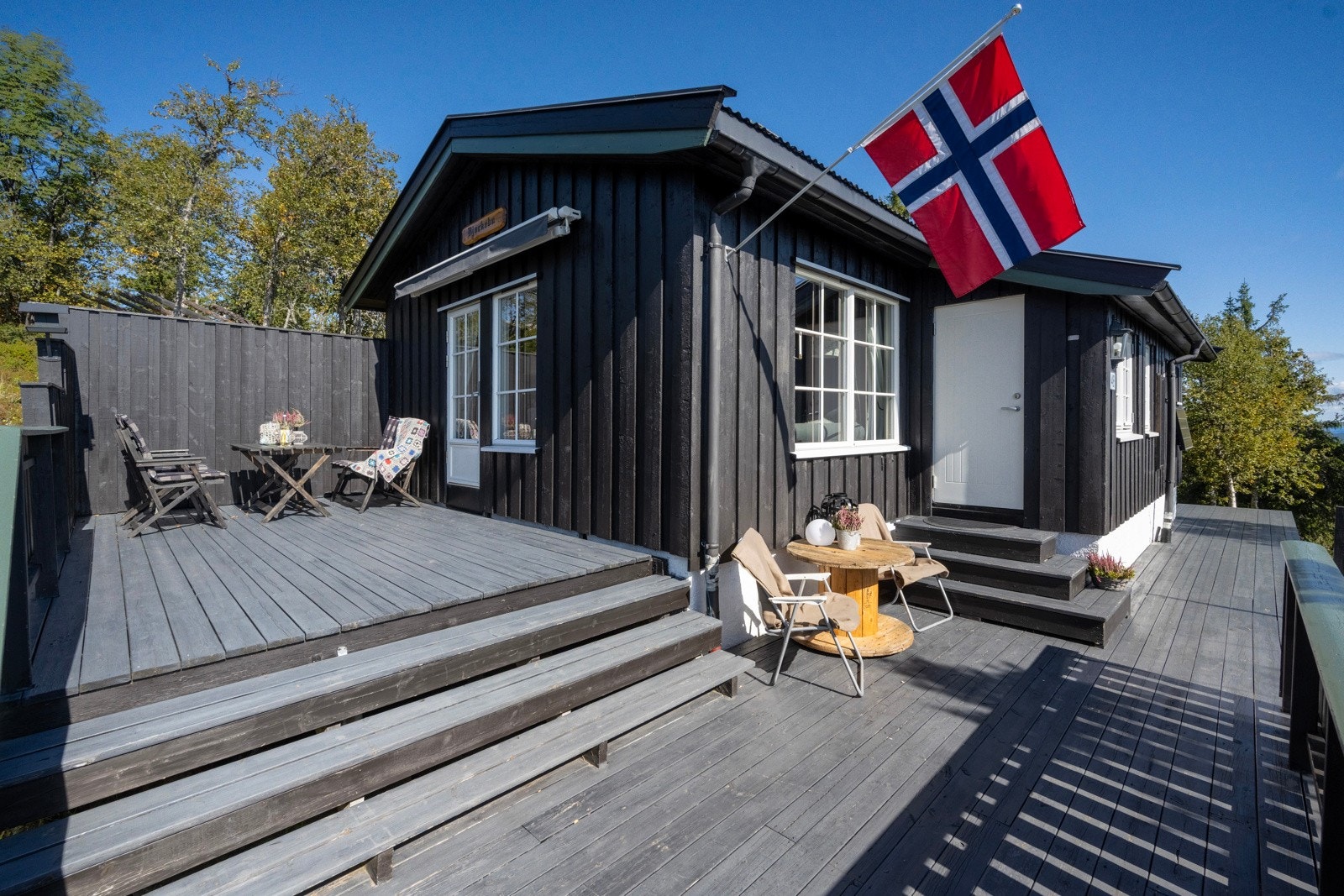 Det er oppført to terrasser - én ved inngangspartiet og én nyere terrasse på utsiden av dusjrommet og soverommene, fra 2020 Galleribilde