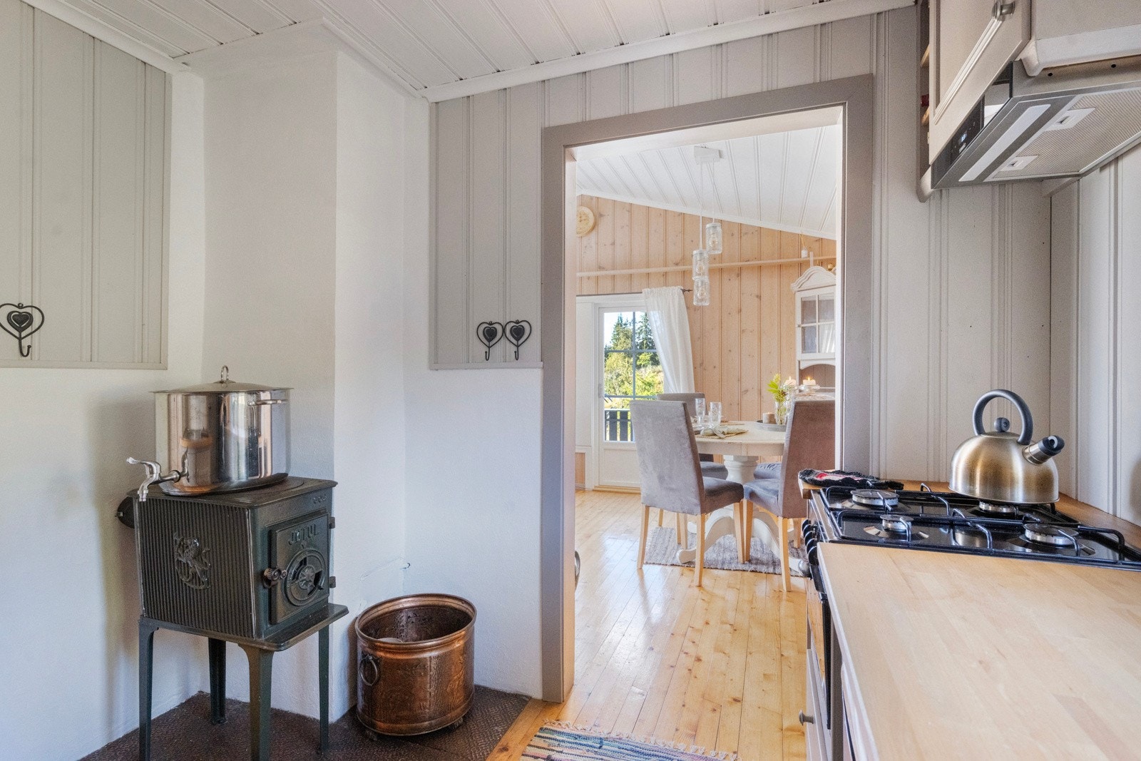 Fra kjøkken ut mot spisestue/stue Galleribilde