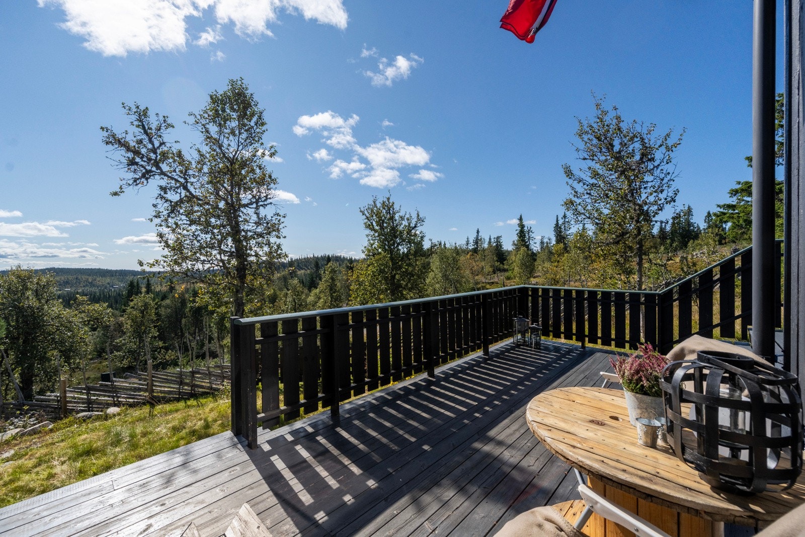 Her kan du nyte utsikten, solen og stillheten i naturskjønne omgivelser Galleribilde