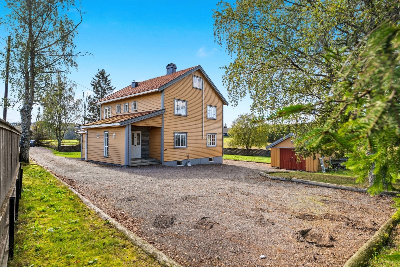 Gårdplass med parkering Galleribilde