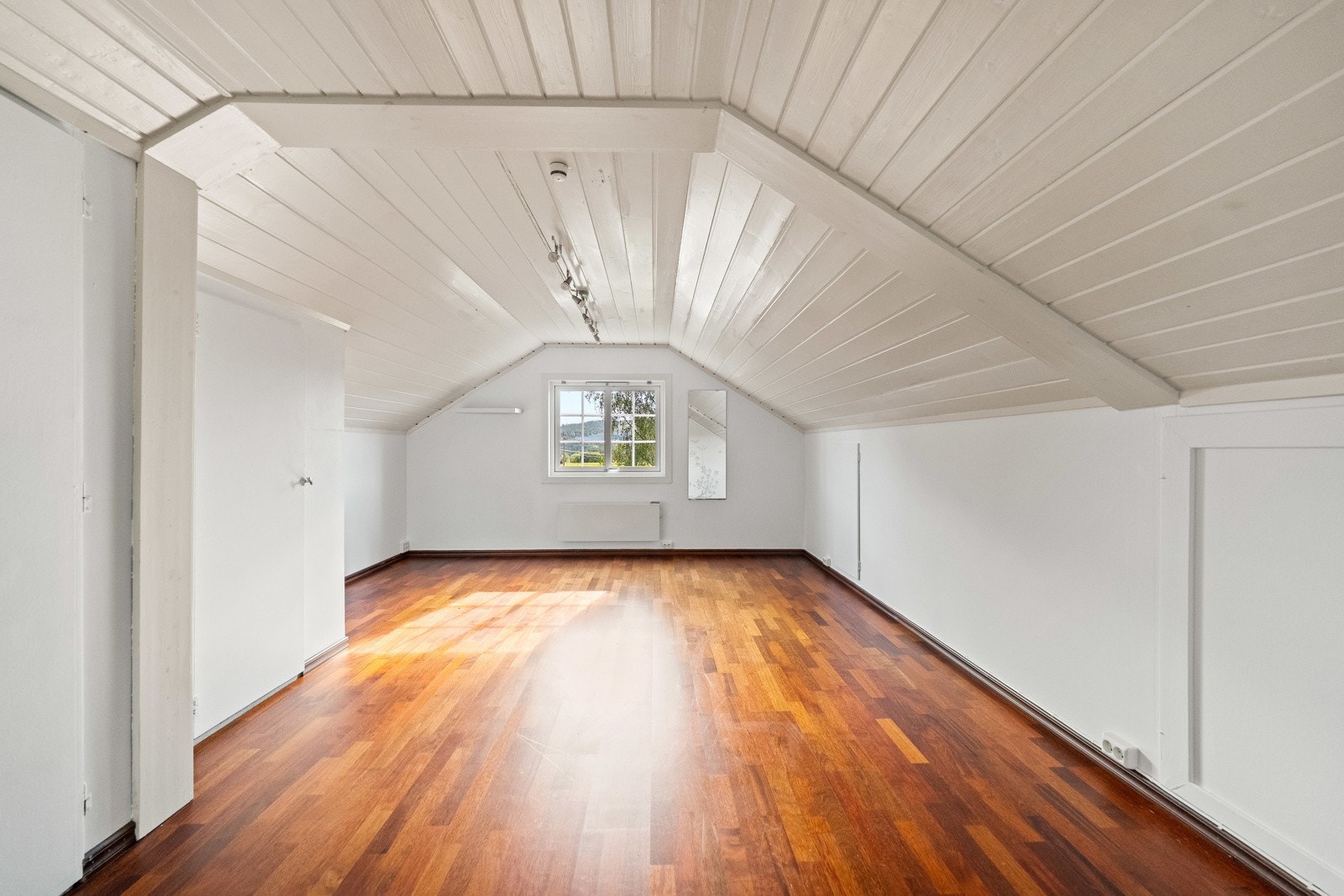 Begge rommene i etasjen fikk lov til å bli omgjort i 68, men det ble ikke sendt inn ferdigattest Galleribilde