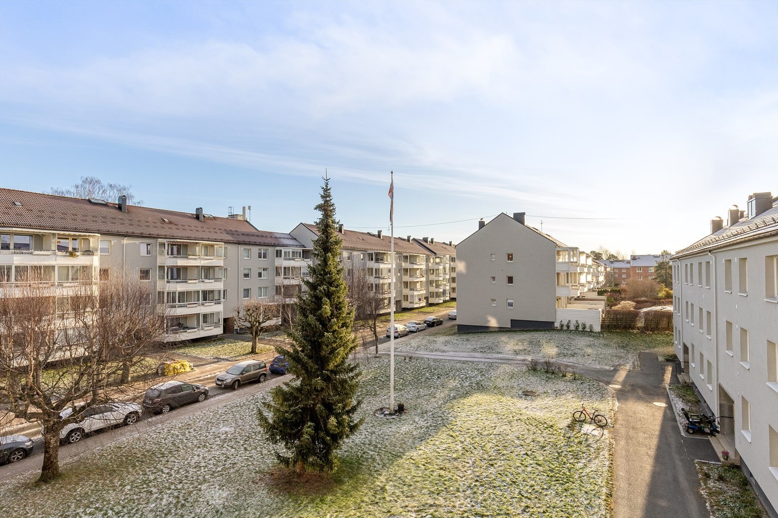 Grønt og romslig uteområde. Her ser vi i sydlig retning. Galleribilde