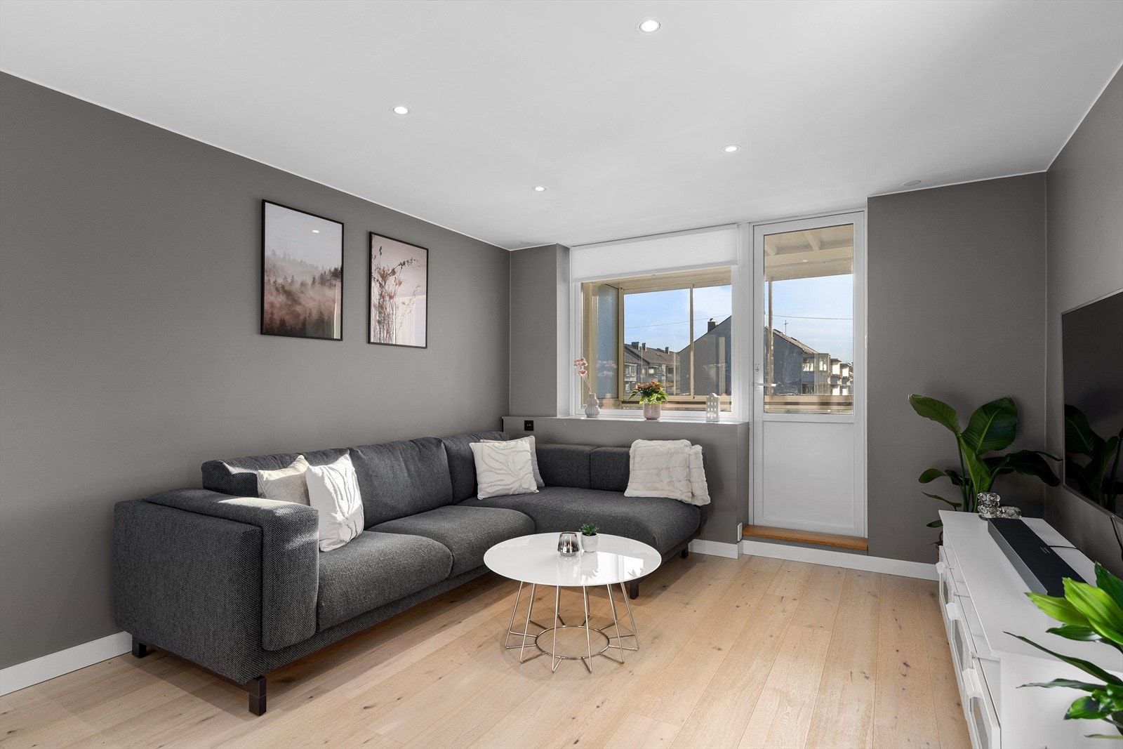 Lys og tiltalende stue med utgang til sydvendt, innglasset balkong Galleribilde