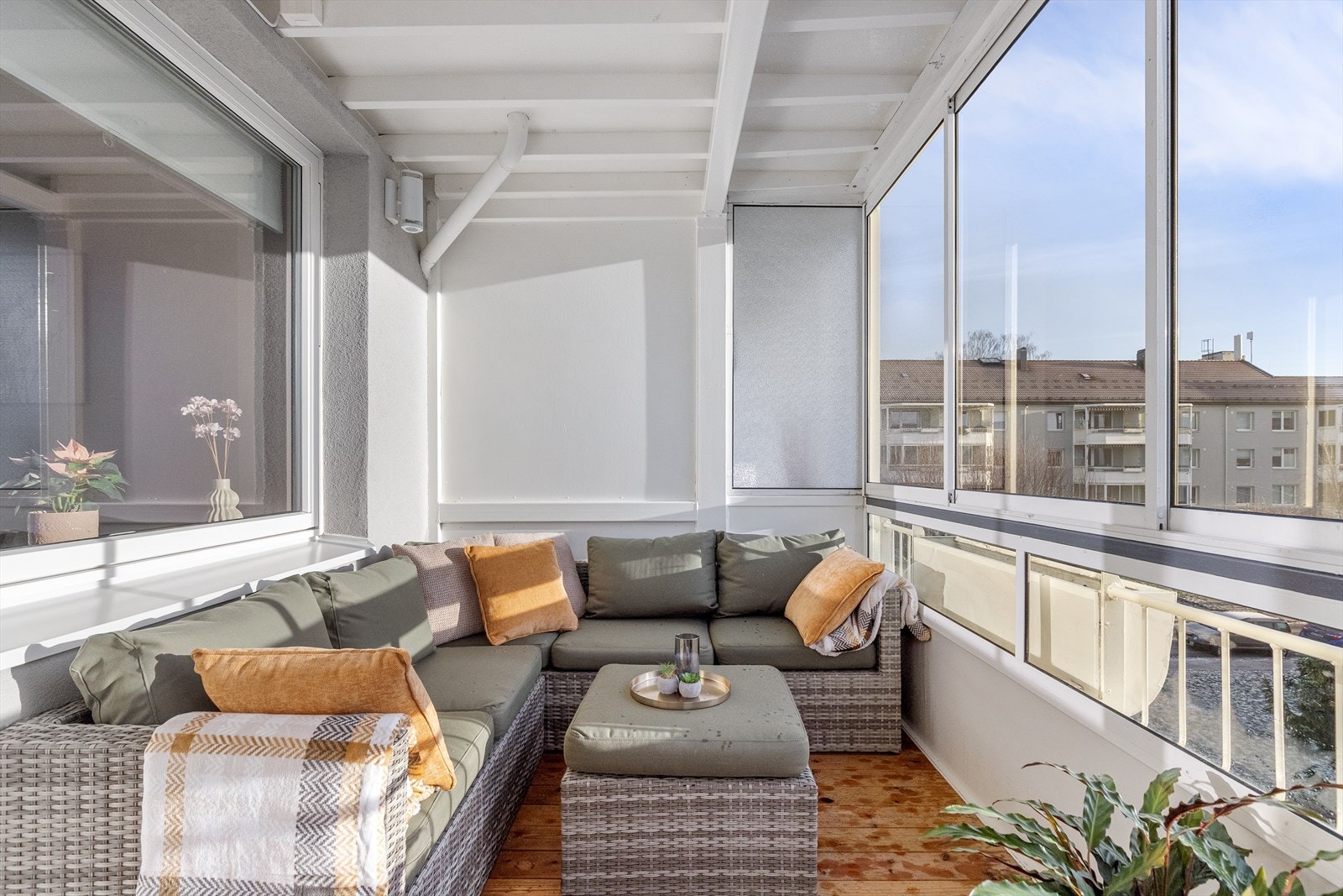 Skjermet, sydvendt innglasset balkong på 8 kvm. med plass til sittegruppe, grill m.m Galleribilde