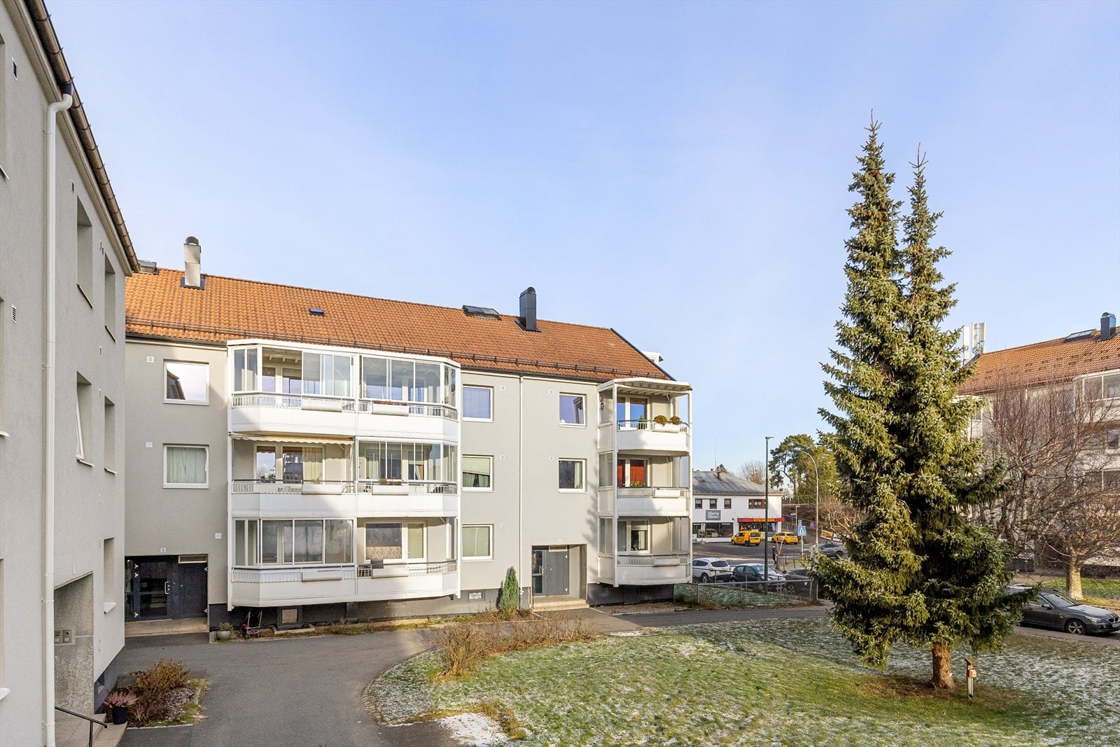 Ypperlig beliggenhet, stille og rolig men sentralt. Karlsrud T-banestasjon kan skimtes i bakgrunnen. Galleribilde