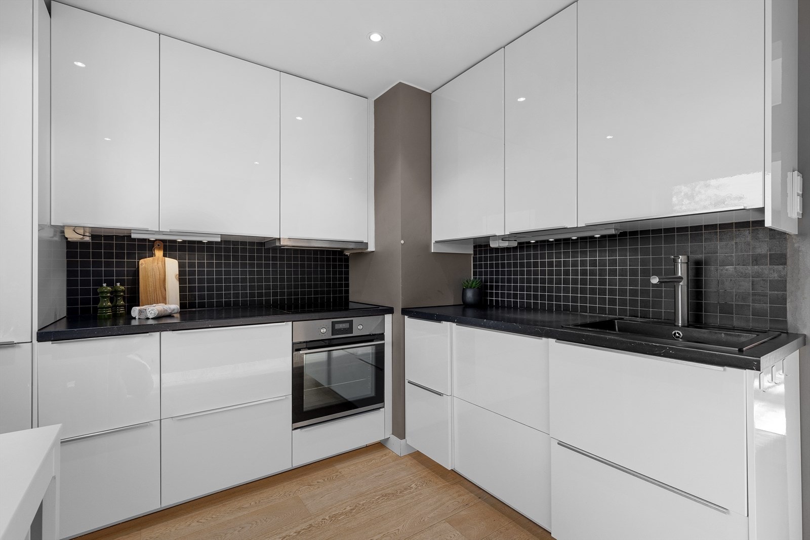 Svært god skap- og benkeplass. Galleribilde