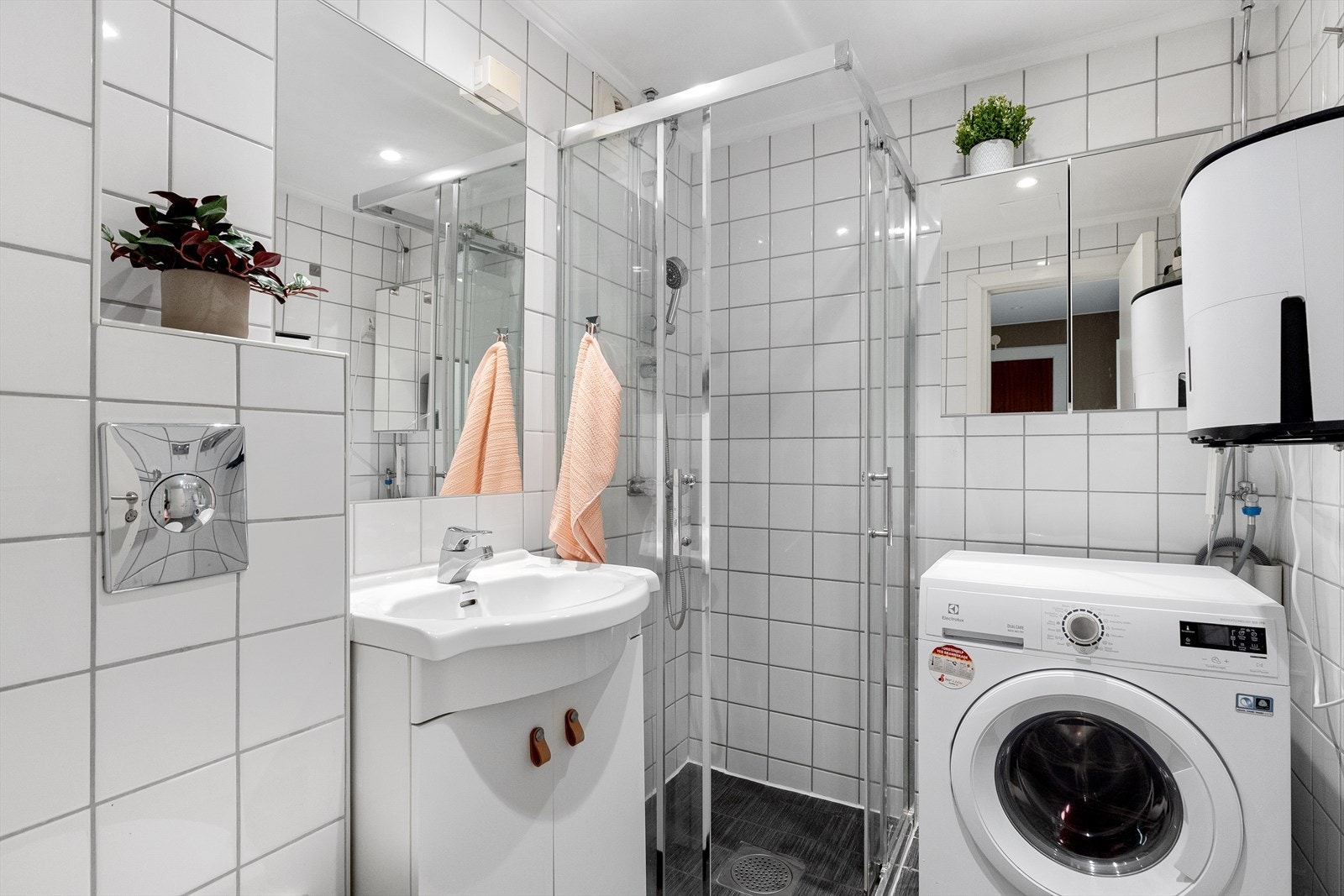 Pent baderom med varmekabler og opplegg for vaskemaskin. Bad rehabilitert i boligselskapets regi ca. 2006 Galleribilde