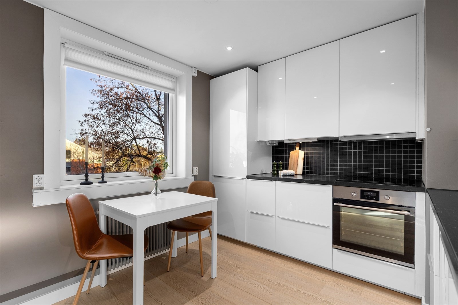 Stort, moderne kjøkken med integrerte hvitevarer og rom for spiseplass Galleribilde