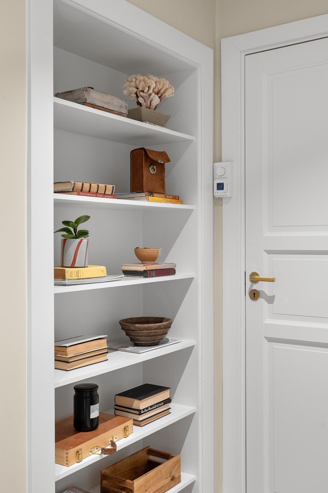 Den innebygde, åpne hyllen gir praktisk og dekorativ oppbevaringsplass, og bidrar til et ryddig og gjennomført uttrykk. Galleribilde