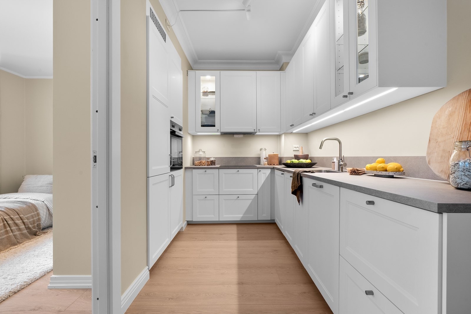 Kjøkkenet er utstyrt med integrert induksjonstopp, stekeovn, oppvaskmaskin og kjøl-/fryseskap. Galleribilde