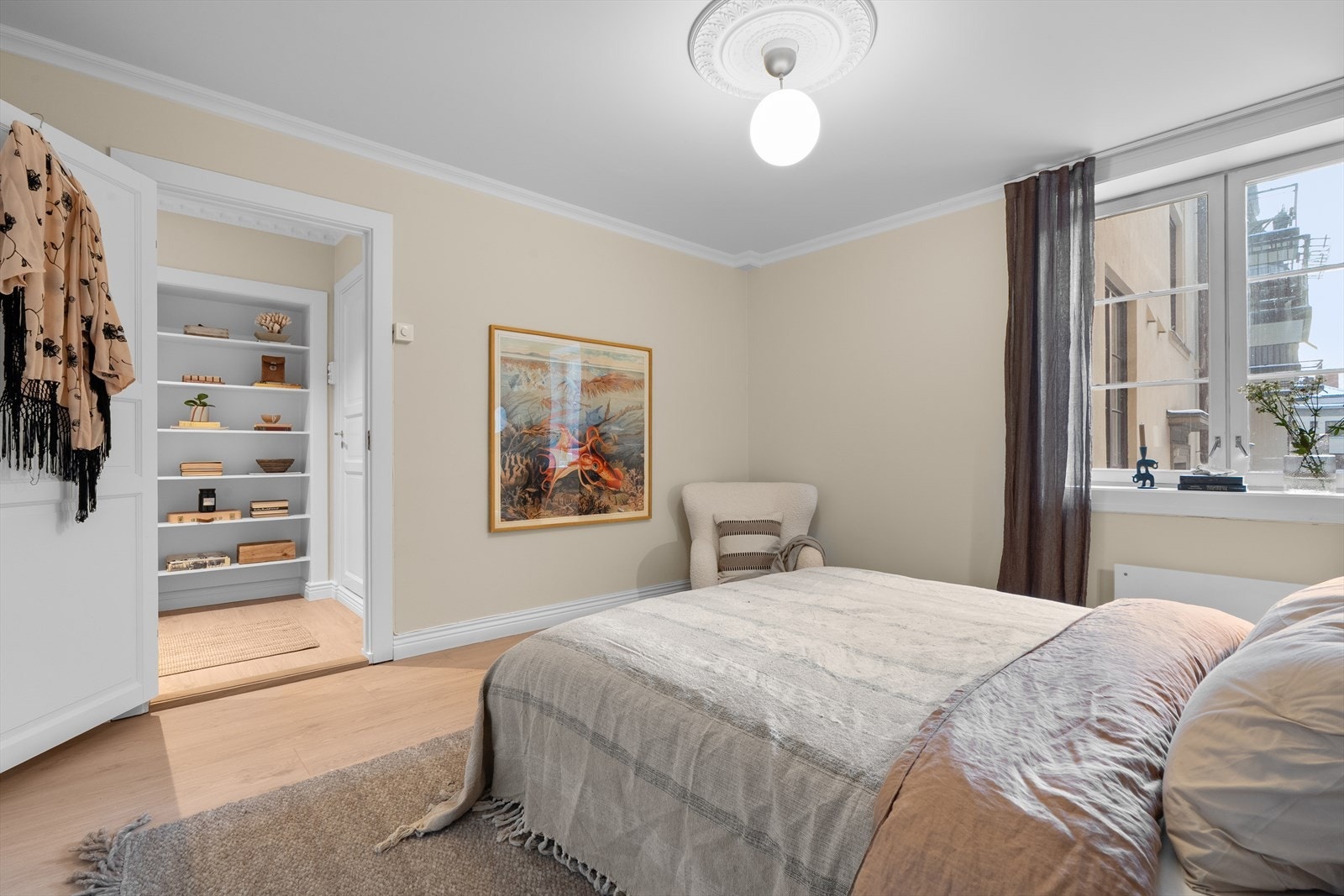 De delikate fargevalgene på veggene, sammen med store vindusflater, skaper en lys og behagelig atmosfære. Galleribilde