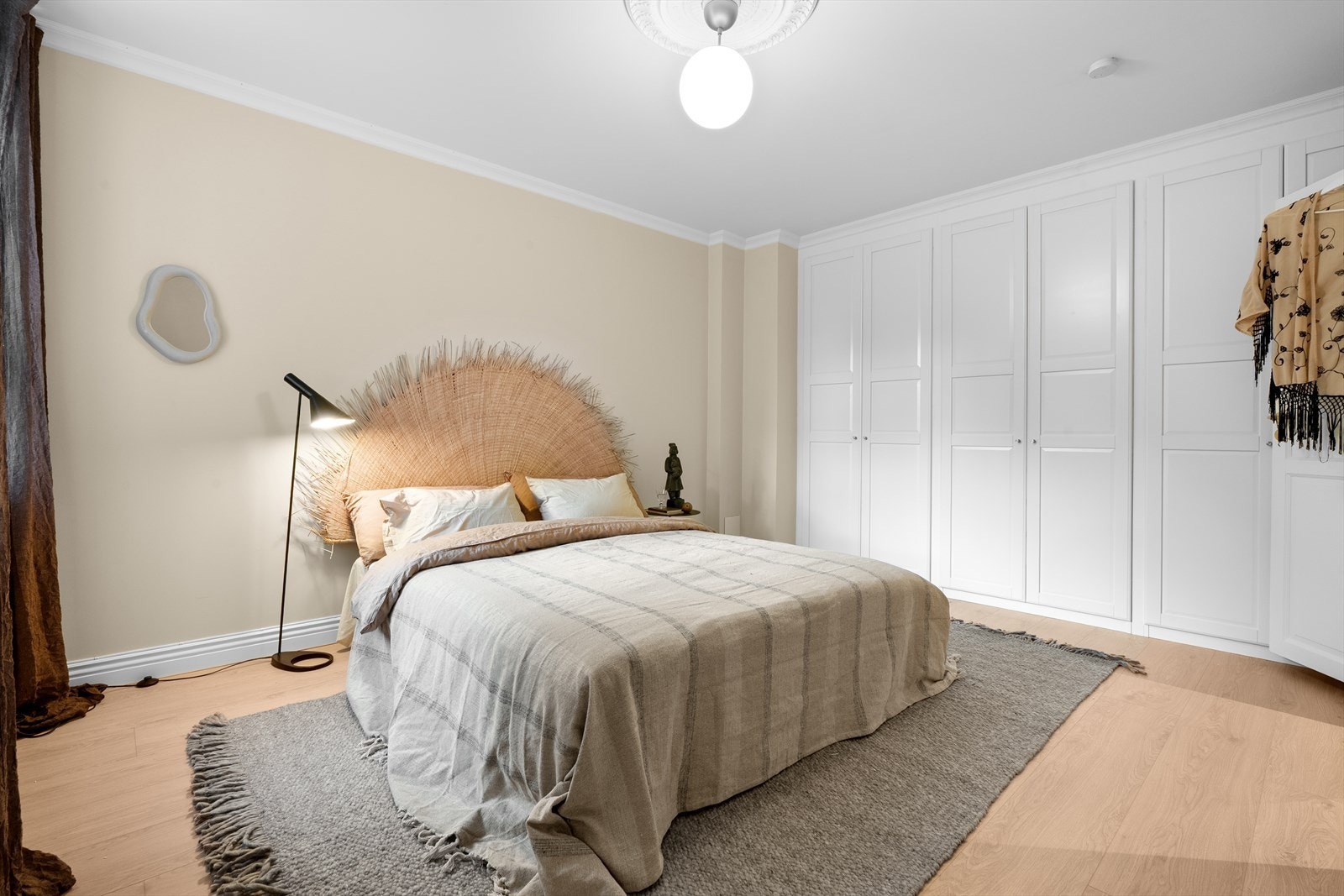 Rommet byr på rikelig med oppbevaringsplass i et romslig, innebygd garderobeskap som strekker seg langs hele veggen. Galleribilde