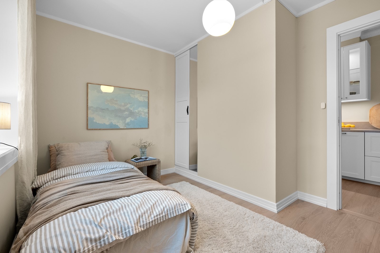 Her er det også praktisk oppbevaringsplass i et innebygd garderobeskap. Galleribilde