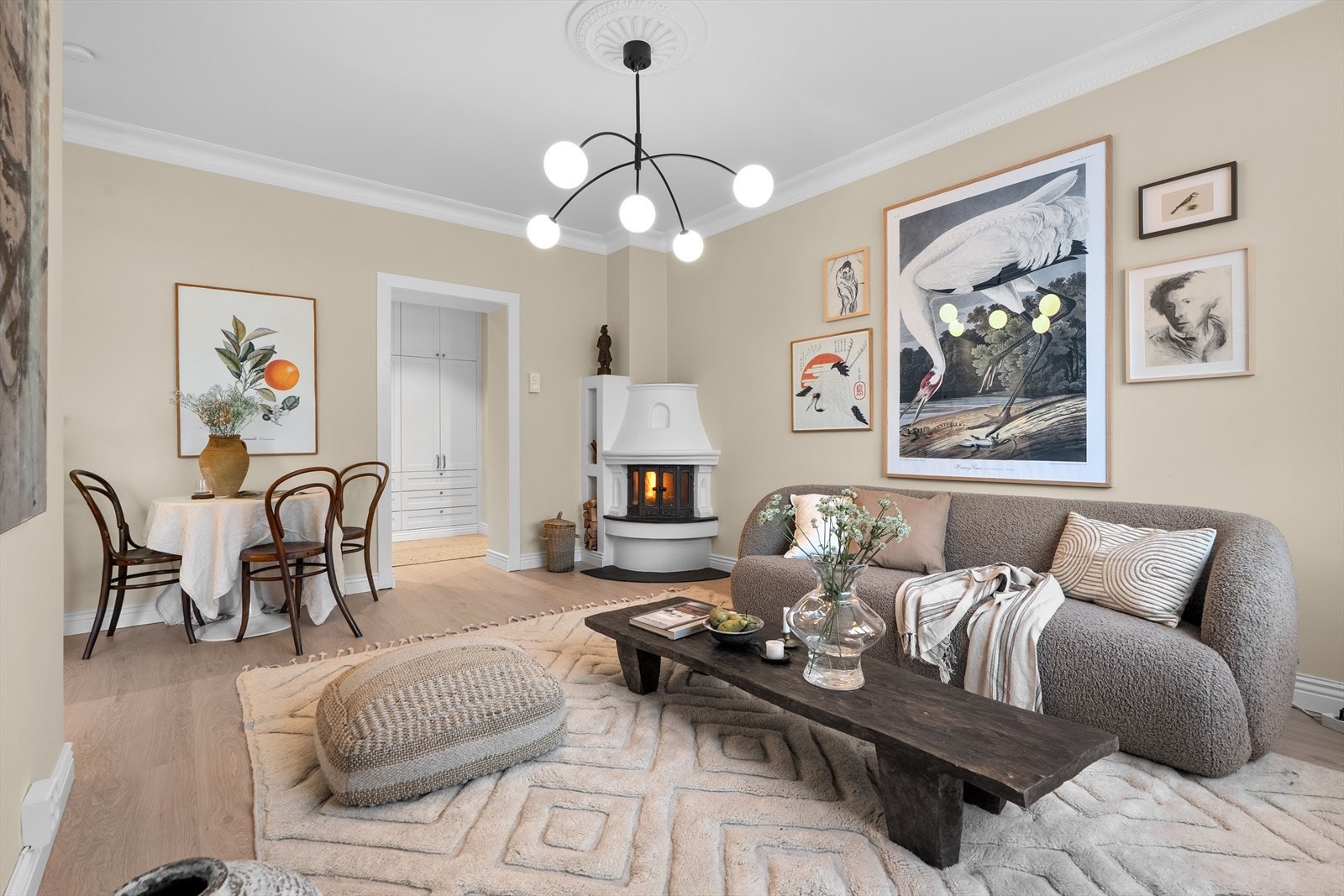 Klassiske detaljer som stukkatur og rosetter tilfører boligen et elegant særpreg og skaper en fin kontrast til det moderne uttrykket. Galleribilde