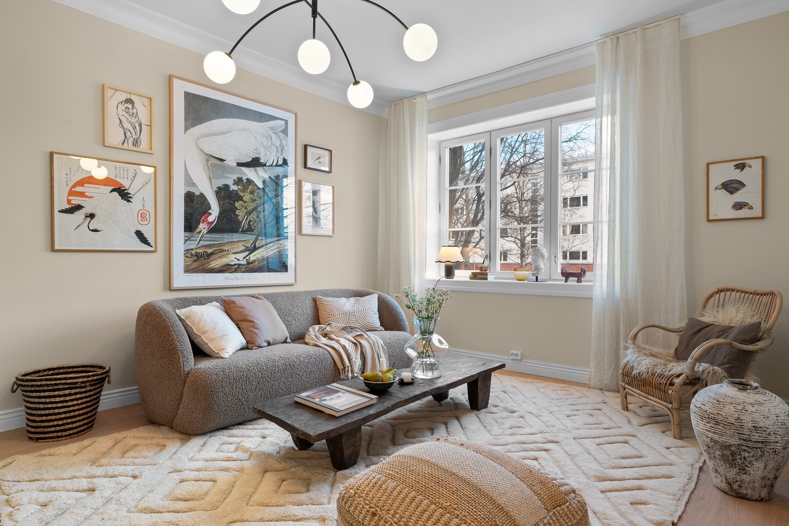 Den gode planløsningen gir fleksible møbleringsmuligheter, med god plass til både sofagruppe, TV-løsning og spisebord med tilhørende stoler. Galleribilde