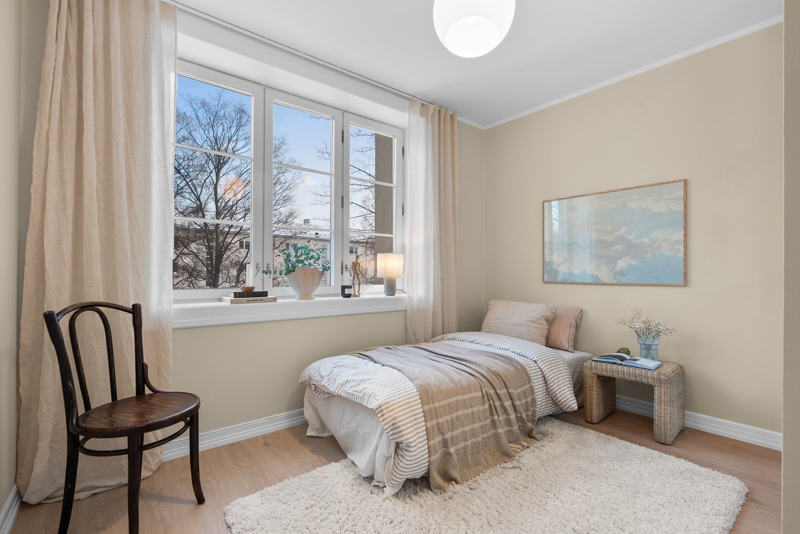 Soverom 2 er romslig og har plass til både seng og øvrige møbler. Galleribilde