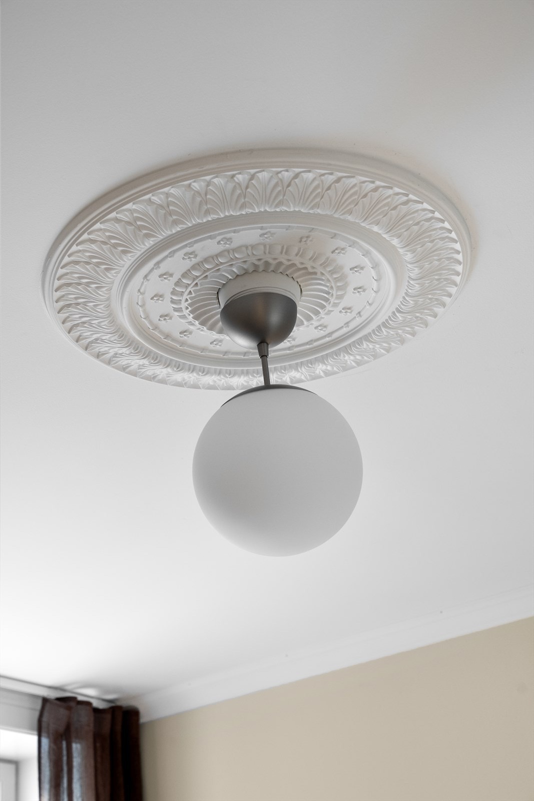 Soverommet har også en vakker takrosett som tilfører rommet et elegant og klassisk preg. Galleribilde