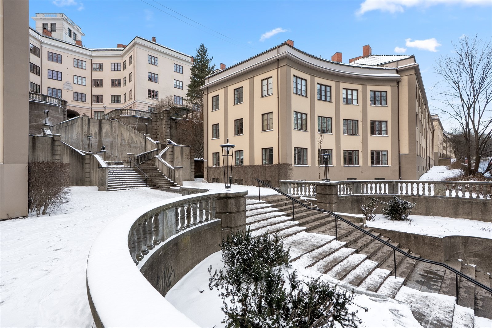 Det ikoniske trappeanlegget i området er et velkjent landemerke som gir nabolaget et særpreg og en klassisk byarkitektonisk karakter. Galleribilde