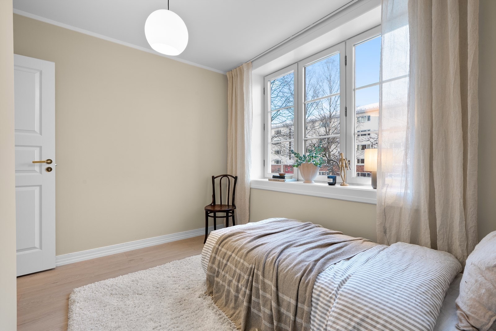 Generøse vindusflater med godt dagslys gjennom hele dagen. Galleribilde