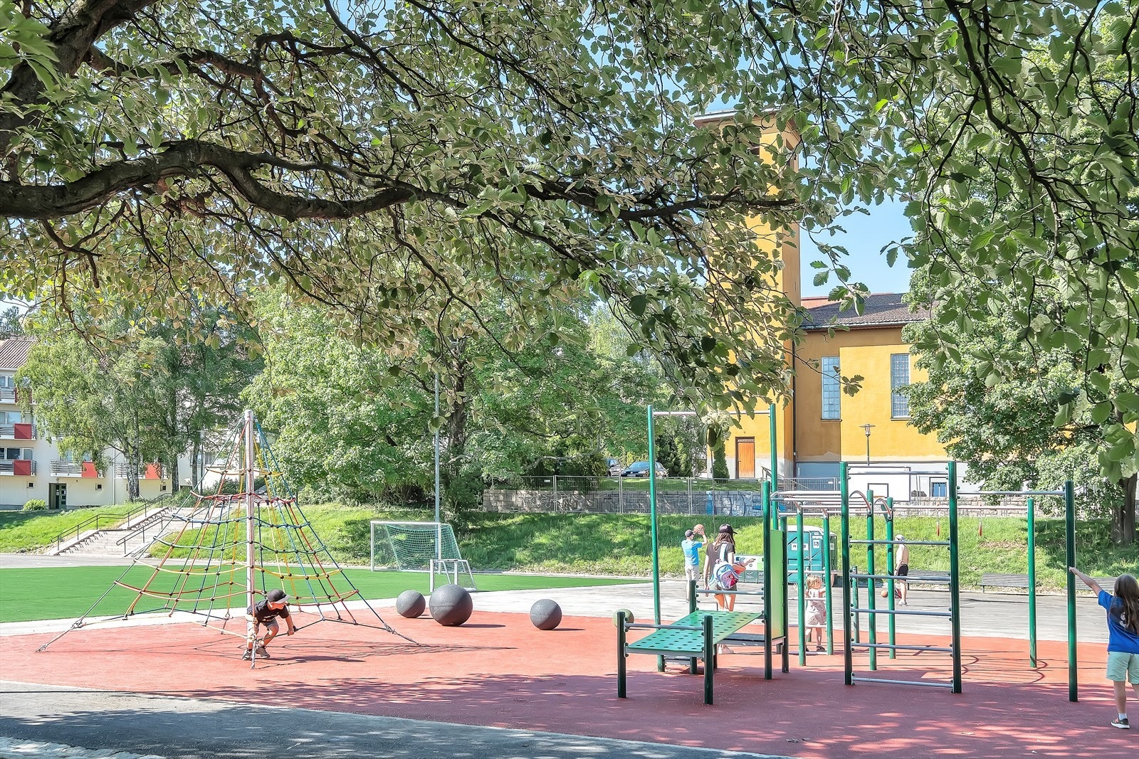 Ilaparken byr i tillegg på en moderne tuftepark og fotballbane, som gir gode trenings- og aktivitetsmuligheter for både store og små. Galleribilde