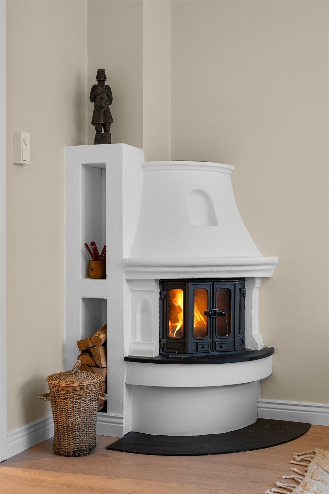 Som et ekstra kvalitetsløft er rommet utstyrt med en stemningsfull peisovn, som gir både varme og hygge på kjølige dager. Galleribilde